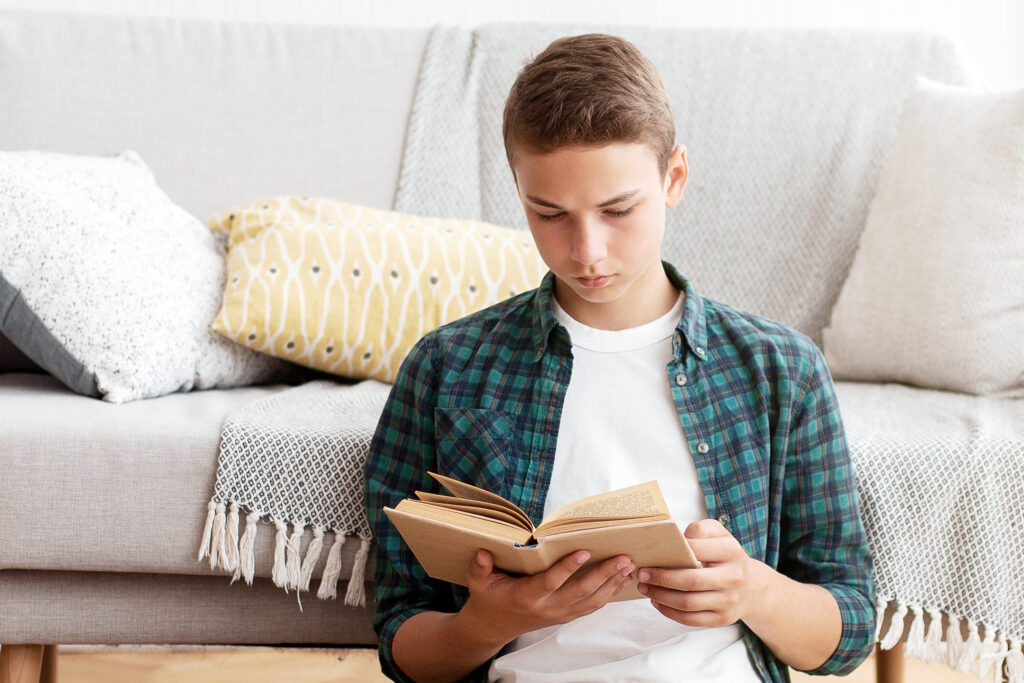 A student practicing English at home to learn English effectively and improve skills.